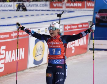 Biatlonistky skončily ve štafetě v USA po dvou trestných kolech Charvátové páté