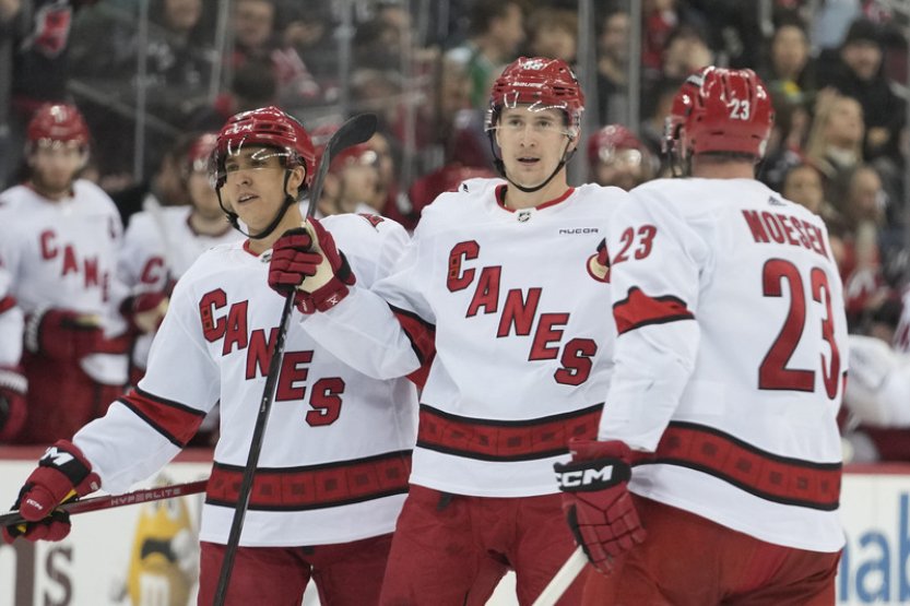 Nečas dvacátým gólem v sezoně odstartoval cestu Caroliny za výhrou