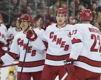 Nečas dvacátým gólem v sezoně odstartoval cestu Caroliny za výhrou