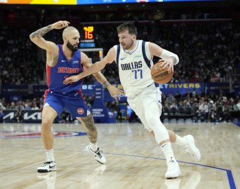 Lídr NBA Boston po dvou porážkách uspěl ve Phoenixu, Dončič znovu zářil