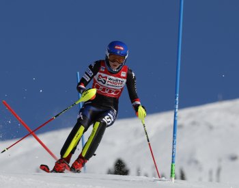 Slalom SP v Aare vede Shiffrinová a míří k dalšímu malému glóbu