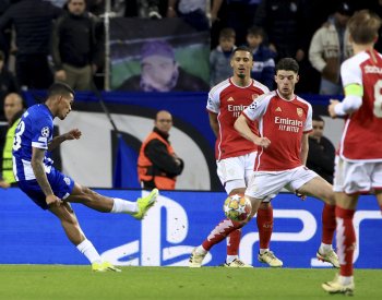 Barcelonu v Lize mistrů čeká odveta s Neapolí, Arsenal bude otáčet proti Portu