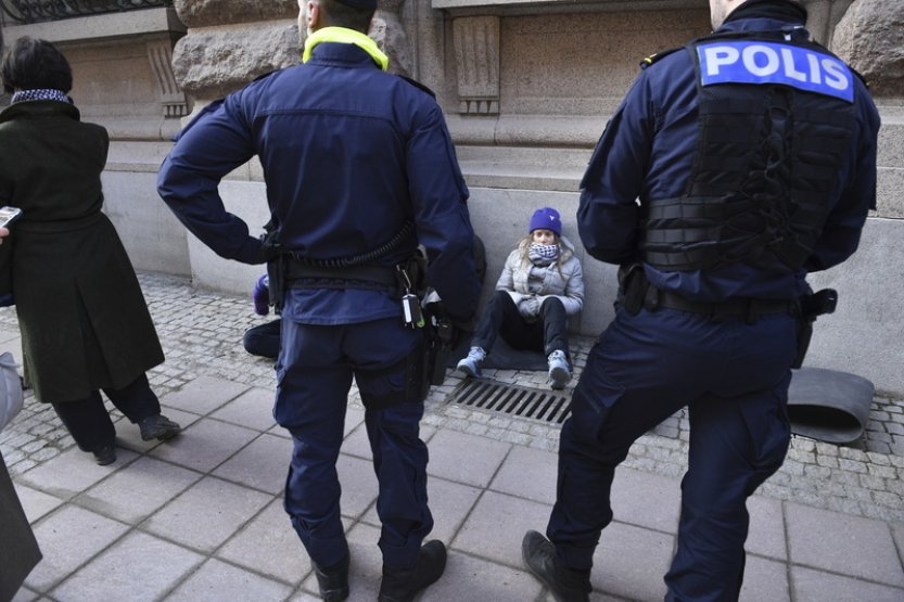 Švédská policie zasáhla proti Thunbergové, odtáhla ji od vchodu do parlamentu