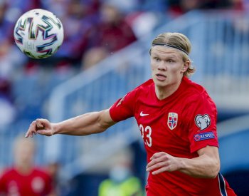 Norské nominaci proti českým fotbalistům vévodí Haaland, Solbakken schází