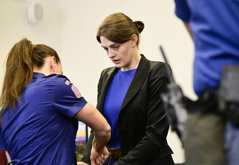 Zubařka obžalovaná z vraždy zůstane ve vazbě, podle soudu by mohla utéct