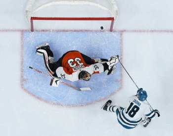 Zadina vstřelil v NHL dva góly, Mrázek vychytal výhru a málem se popral