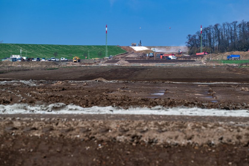 Na konci roku by mělo být na dálnici D35 rozestavěno 64 km, nyní se staví 32 km