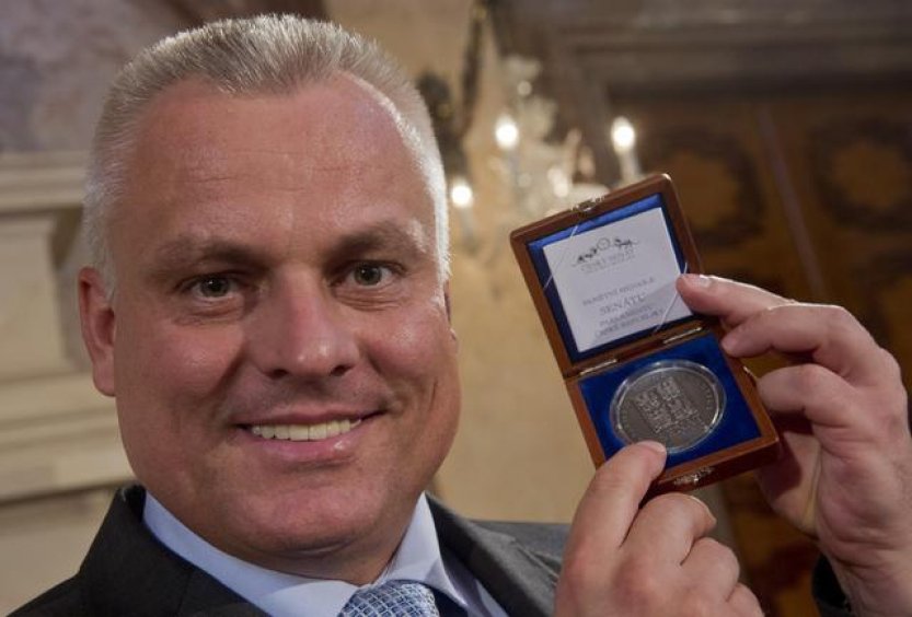 e15: Změlík kvůli dluhům z podnikání prodá medaile včetně olympijského zlata