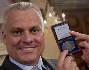 e15: Změlík kvůli dluhům z podnikání prodá medaile včetně olympijského zlata