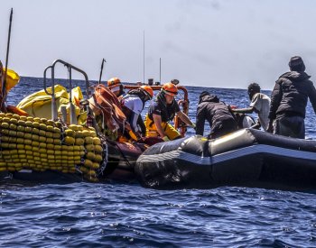 Až 60 migrantů zemřelo při nehodě lodě ve Středozemním moři, řekli přeživší