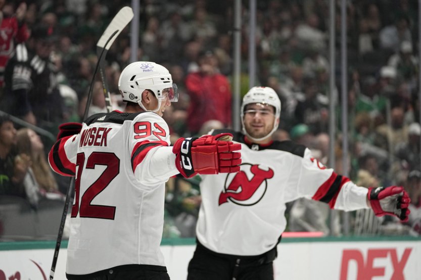 Nosek bodoval poprvé v sezoně NHL, Nečas gólem přispěl k výhře Caroliny