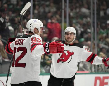 Nosek bodoval poprvé v sezoně NHL, Nečas gólem přispěl k výhře Caroliny