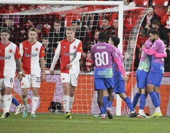 Slavia znovu o deseti, postup byl snadný. Italský tisk Milánu nepřeje Liverpool