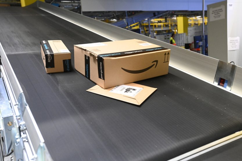 Bruselský obchod prodává na kila nerozbalené balíky od Amazonu