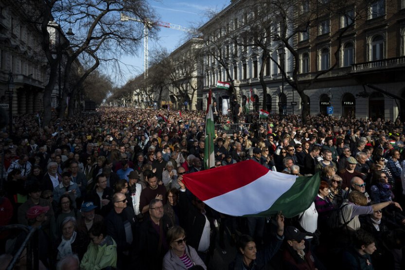 V Budapešti proti Orbánovi protestovalo 10.000 lidí, opozice chystá novou stranu