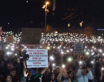 Protivládní demonstrace v Bratislavě a Košicích, přišly tisíce lidí