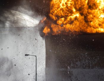 V rafinerii v ruské Syzrani vypukl po útoku dronu požár, uvedly místní úřady