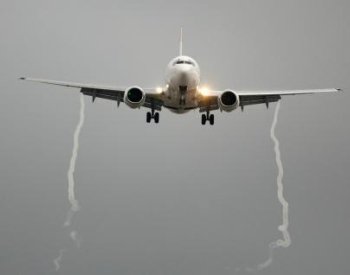 Boeing 737-800 přistál na letišti v Oregonu bez části vnějšího pláště