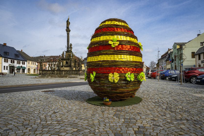 V Jablonném v Podještědí vytvořili kraslici z 324 metrů stuh a 320 metrů drátku