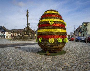 V Jablonném v Podještědí vytvořili kraslici z 324 metrů stuh a 320 metrů drátku