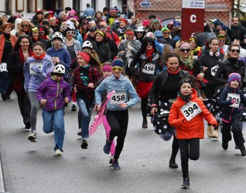 Přes 120 závodnic vyrazilo na Božím Daru na Dámskou jízdu, letos jen pěšky