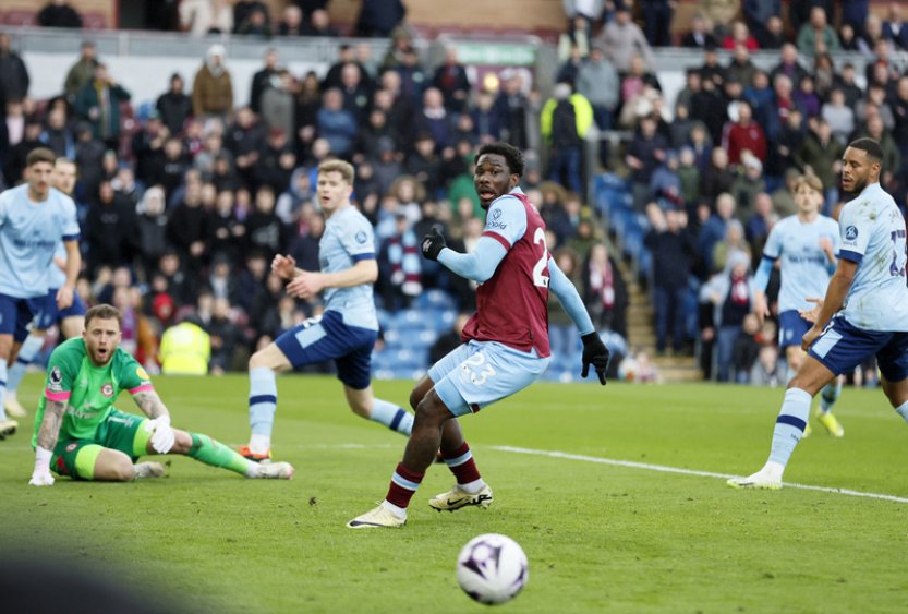 Sestupem ohrožený Luton remizoval s Nottinghamem, Burnley porazilo Brentford