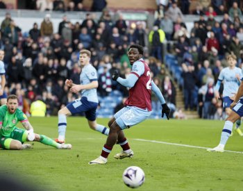 Sestupem ohrožený Luton remizoval s Nottinghamem, Burnley porazilo Brentford