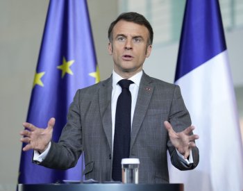 Francie možná bude muset vést pozemní operace na Ukrajině, uvedl Macron