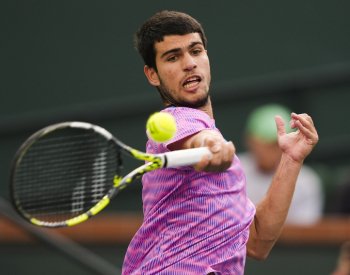 Alcaraz v Indian Wells zastavil Sinnera a zahraje si o titul s Medveděvem