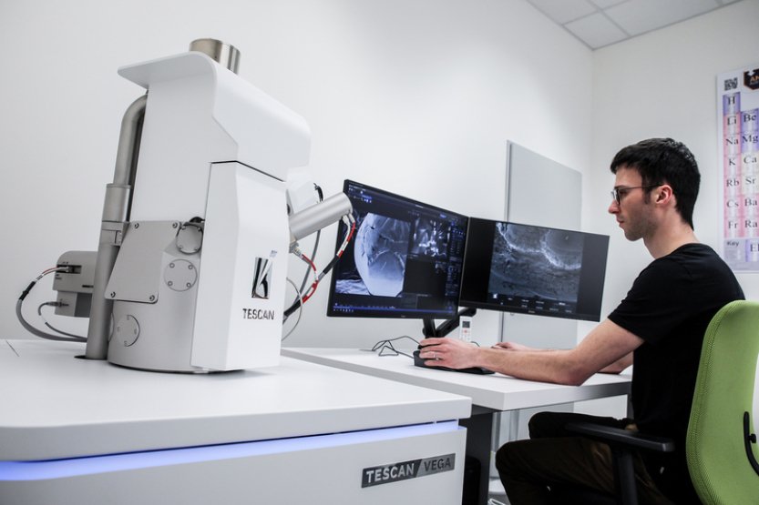 Archeologové zkoumají velkomoravské šperky, tentokrát i elektronovým mikroskopem