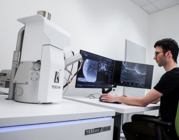 Archeologové zkoumají velkomoravské šperky, tentokrát i elektronovým mikroskopem