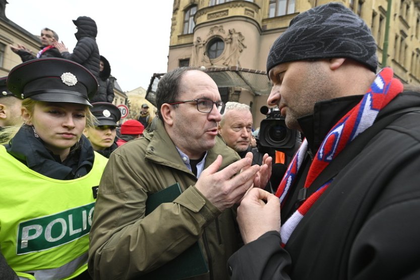 Několik farmářů s valníky přijelo k ČT, kde byla debata o zemědělství