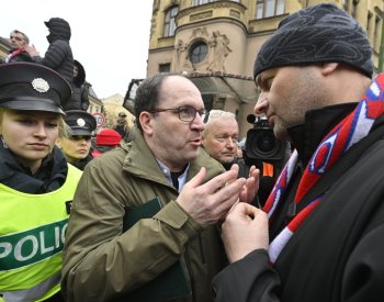 Několik farmářů s valníky přijelo k ČT, kde byla debata o zemědělství