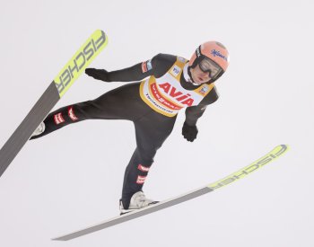 Kraft vyhrál potřetí SP skokanů, mezi ženami triumfovala Prevcová