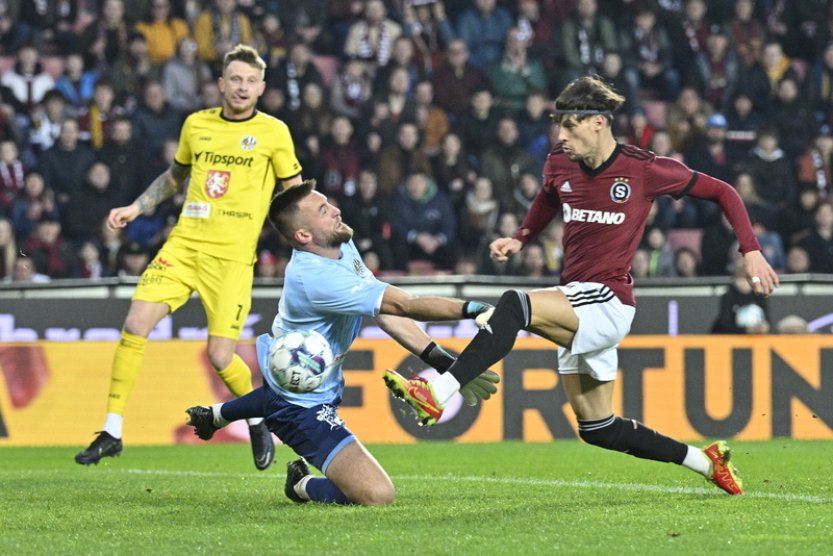 Fotbalisté Sparty porazili Hradec Králové 2:1 a vedou ligu o bod před Slavií