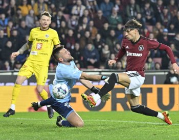 Fotbalisté Sparty porazili Hradec Králové 2:1 a vedou ligu o bod před Slavií