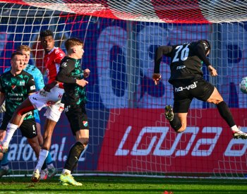 Baník vyhrál v Pardubicích, domácí dohrávali bez dvou vyloučených