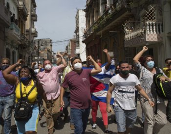 Stovky Kubánců protestovaly v neděli ve městě Santiago de Cuba