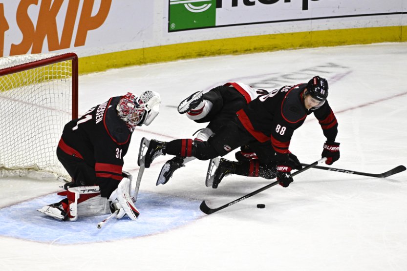 Nečas v NHL asistoval u vysoké výhry, brankář Mrázek vychytal San Jose