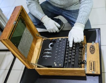 V Brně vystavují šifrovací přístroj Enigma, používali jej Němci za války