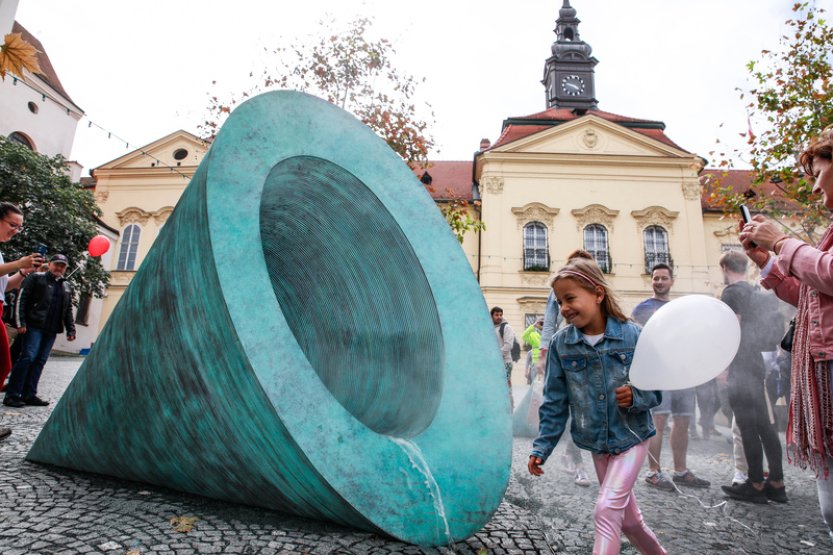 Fontána na Dominikánském náměstí v Brně si hraje s perspektivou i vodou