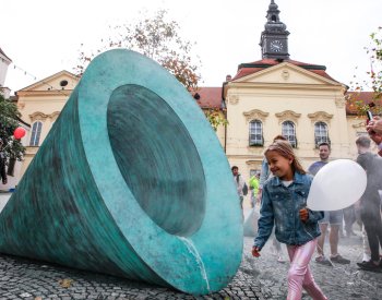 Fontána na Dominikánském náměstí v Brně si hraje s perspektivou i vodou