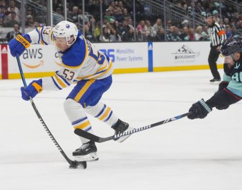 Skinner zařídil hattrickem výhru Buffala a udržel Sabres v boji o play off NHL