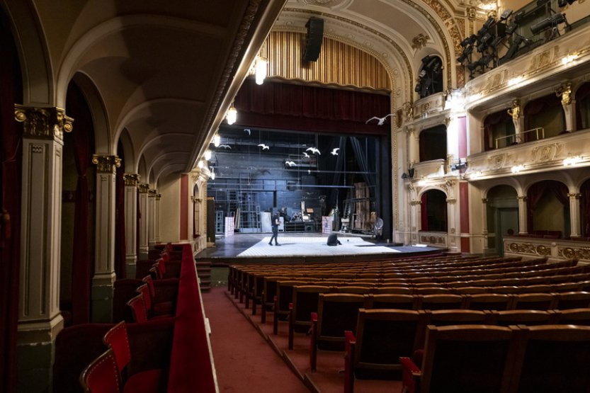 Divadlo na Vinohradech nejvíc trápí nefunkční technologie a chybějící sklad