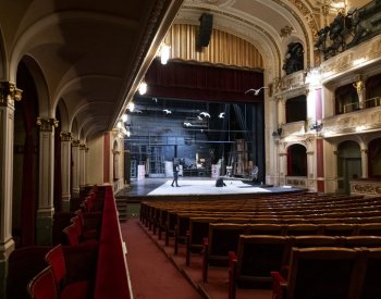 Divadlo na Vinohradech nejvíc trápí nefunkční technologie a chybějící sklad