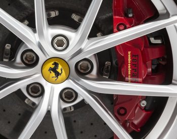 Nový elektromobil nabídne stejný zážitek jako spalovací motor, řekl šéf Ferrari