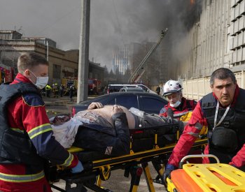 Ruský útok zasáhl v Charkově osmipatrový dům, nejméně tři mrtví