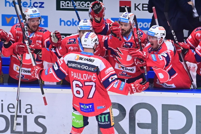Hokejisté Pardubic vyhráli v Hradci 1:0 a mají ve čtvrtfinále mečbol