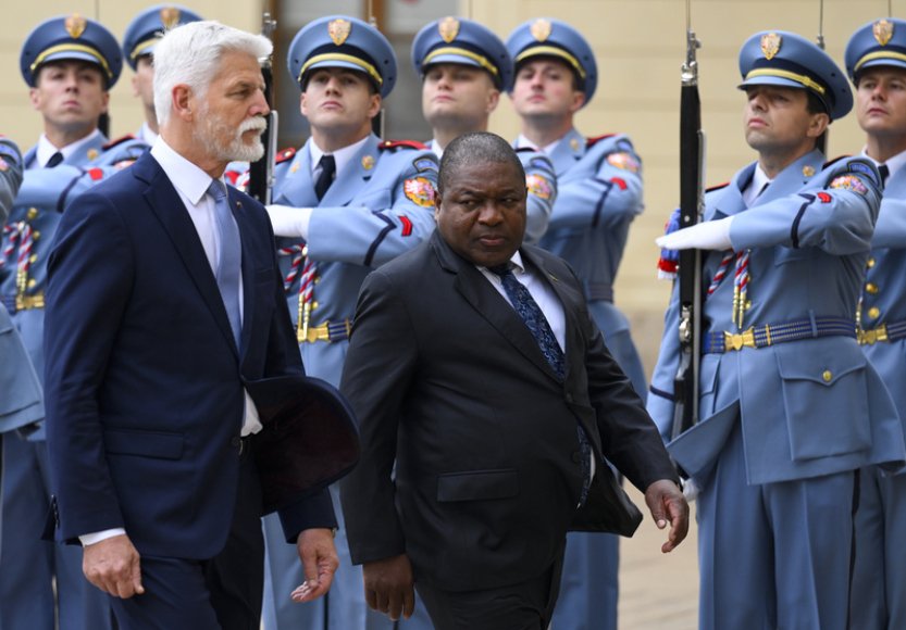 Prezident Mosambiku Nyusi navštíví Sněmovnu i Senát, pak zamíří do Brna