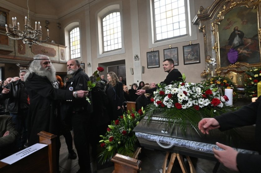 Kostel v Radotíně nestačil velkému zájmu o rozloučení s Pavlem Zajíčkem
